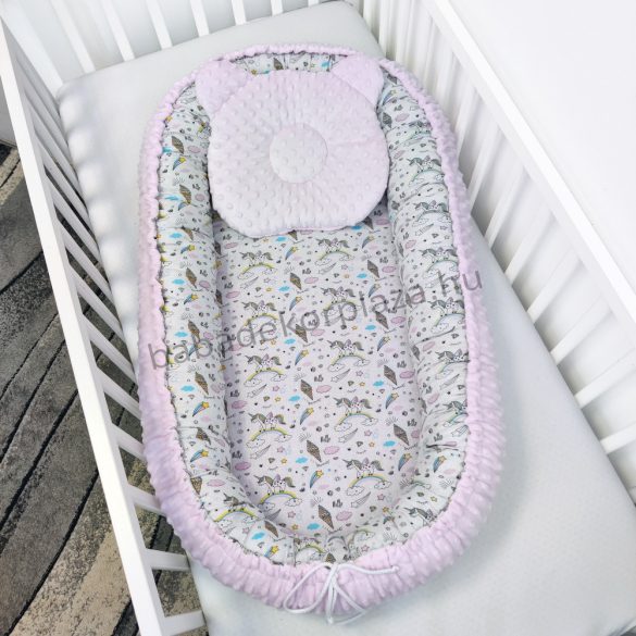 Deluxe Baby többfunkciós babafészek macipárnával - Minky világos rózsaszín - unikornis szivárványon