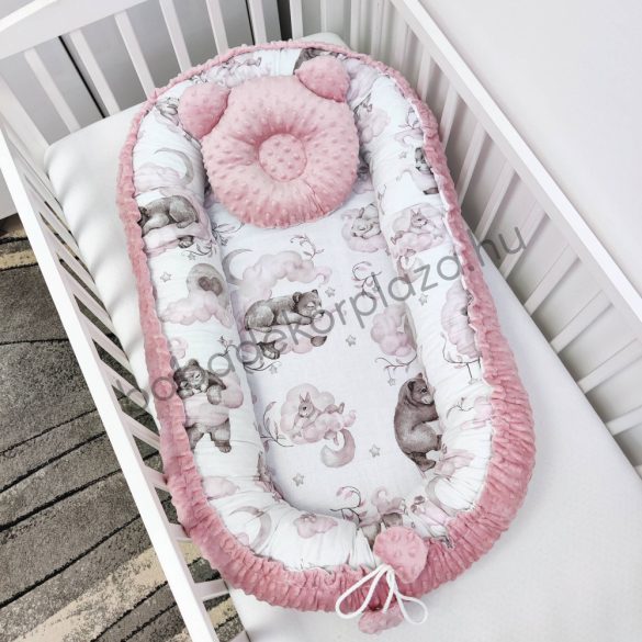 Deluxe Baby többfunkciós babafészek macipárnával - Minky mályvarózsa - Mackó és barátai a felhők között