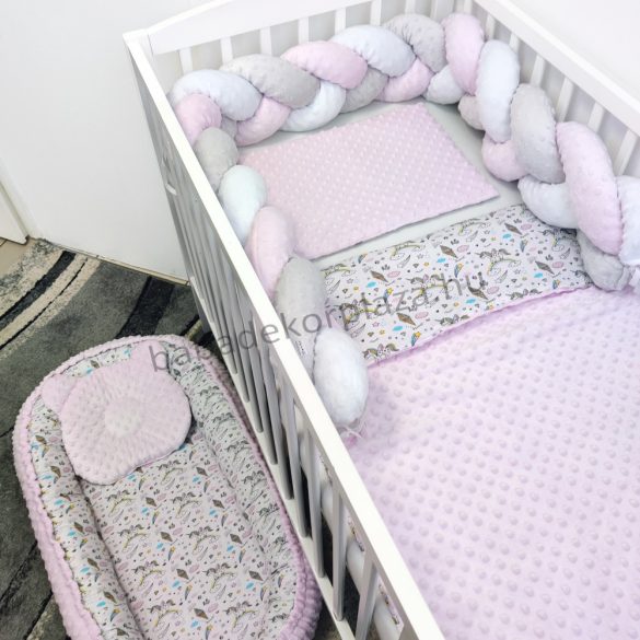 Deluxe Baby babaágynemű garnitúra babafészekkel, fonott rácsvédővel - 5 részes - Minky világos rózsaszín - unikornis szivárványon