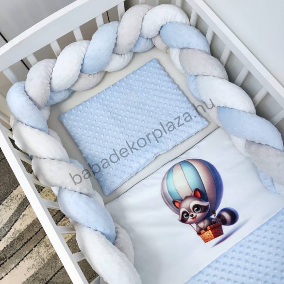 Deluxe Baby 3 részes babaágynemű garnitúra - takaró + párna + fonott rácsvédő - világoskék - mosómedve hőlégballonban