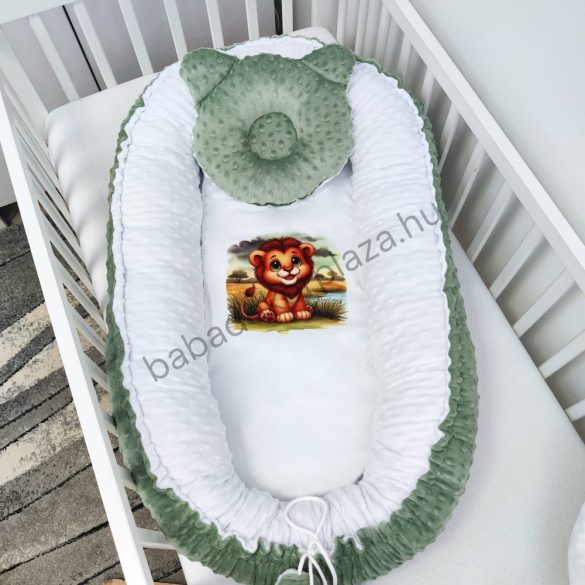 Deluxe Baby többfunkciós babafészek macipárnával, fekvőbetéttel - Minky sötét zsályazöld - fehér - oroszlán a szavannán