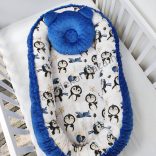 Deluxe Baby többfunkciós babafészek macipárnával - Minky sötétkék - pingvinek