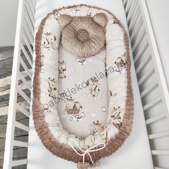 Deluxe Baby többfunkciós babafészek macipárnával - Minky cappuccino - bébi zsiráf