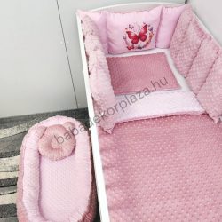   Deluxe Baby Minky babaágynemű garnitúra babafészekkel, Extra párnás rácsvédővel - Dreamland Collection - mályvarózsa - rózsaszín pillangók