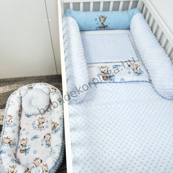 Deluxe Baby babaágynemű garnitúra babafészekkel, hengerpárnás rácsvédővel - világoskék bébi zsiráf