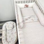 Deluxe Baby babaágynemű garnitúra babafészekkel, hengerpárnás rácsvédővel - mogyoró alvó maci