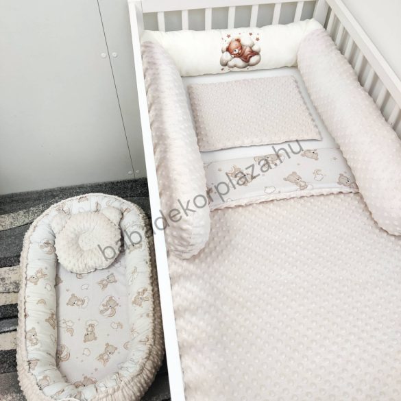 Deluxe Baby babaágynemű garnitúra babafészekkel, hengerpárnás rácsvédővel - mogyoró alvó maci