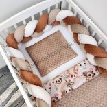 Deluxe Baby 3 részes babaágynemű garnitúra - takaró + párna + fonott rácsvédő - Cappuccino - Forest Friends I.