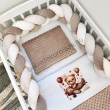 Deluxe Baby 3 részes babaágynemű garnitúra - takaró + párna + fonott rácsvédő - cappuccino - repcsis maci I.