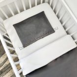 Deluxe Baby 2 részes bársony babaágynemű garnitúra - takaró + párna - grafitszürke - fehér