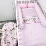Deluxe Baby babaágynemű garnitúra babafészekkel, hengerpárnás rácsvédővel - rózsaszín bébi zsiráf