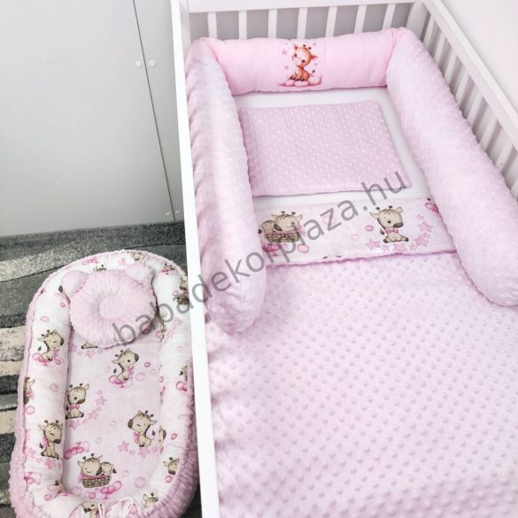 Deluxe Baby babaágynemű garnitúra babafészekkel, hengerpárnás rácsvédővel - rózsaszín bébi zsiráf