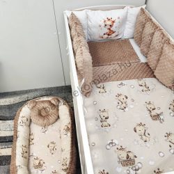   Deluxe Baby babaágynemű garnitúra babafészekkel, Extra párnás rácsvédővel - Dreamland Collection - cappuccino bébi zsiráf