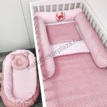 Deluxe Baby babaágynemű garnitúra babafészekkel, hengerpárnás rácsvédővel - mályvarózsa - rózsaszín pillangók