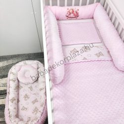   Deluxe Baby babaágynemű garnitúra babafészekkel, hengerpárnás rácsvédővel - rózsaszín alvó maci