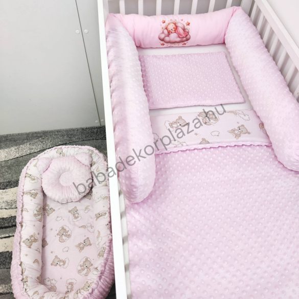 Deluxe Baby babaágynemű garnitúra babafészekkel, hengerpárnás rácsvédővel - rózsaszín alvó maci