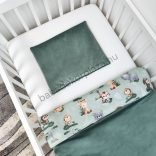 Deluxe Baby 2 részes babaágynemű garnitúra - takaró + párna - zöld bársony - szafari kölykök