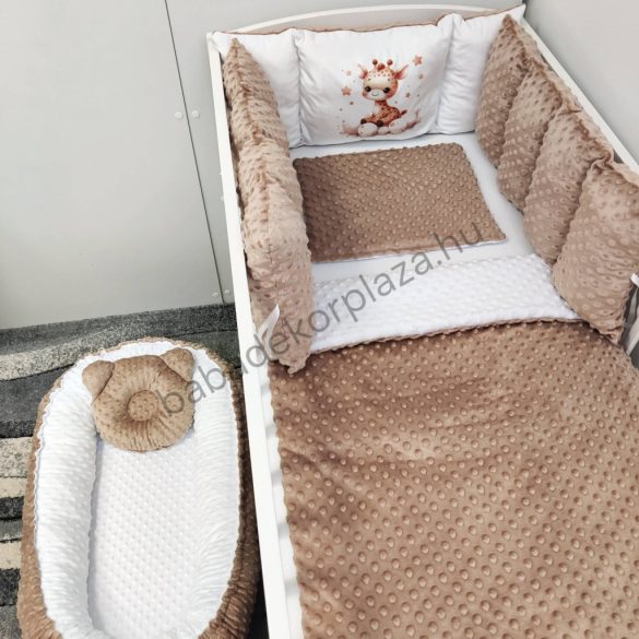 Deluxe Baby Minky babaágynemű garnitúra babafészekkel, Extra párnás rácsvédővel - Dreamland Collection - cappuccino bébi zsiráf