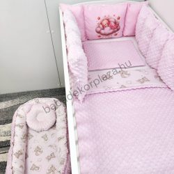   Deluxe Baby babaágynemű garnitúra babafészekkel, Extra párnás rácsvédővel - Dreamland Collection - rózsaszín alvó maci