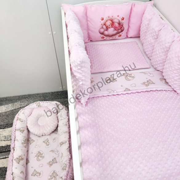 Deluxe Baby babaágynemű garnitúra babafészekkel, Extra párnás rácsvédővel - Dreamland Collection - rózsaszín alvó maci