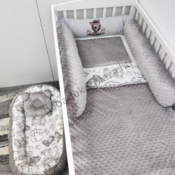 Deluxe Baby babaágynemű garnitúra babafészekkel, hengerpárnás rácsvédővel - grafitszürke - bébi szafari zebra