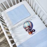 Deluxe Baby 2 részes babaágynemű garnitúra - takaró + párna - világoskék - mosómedve hőlégballonban