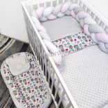 Deluxe Baby babaágynemű garnitúra babafészekkel, fonott rácsvédővel - 5 részes - Minky szürke - cicák és kutyusok hőlégballonban II. 