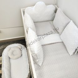   Deluxe Baby babaágynemű garnitúra babafészekkel, felhőpárnás rácsvédővel - fehér - szürke