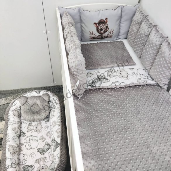 Deluxe Baby babaágynemű garnitúra babafészekkel, Extra párnás rácsvédővel - Dreamland Collection - grafitszürke - bébi szafari zebra