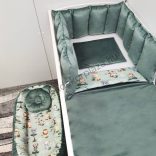 Deluxe Baby babaágynemű garnitúra babafészekkel, Extra párnás rácsvédővel - zöld bársony - szafari kölykök