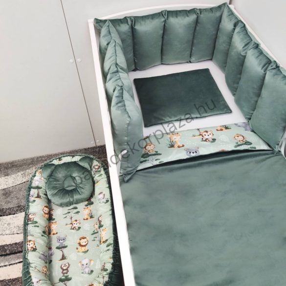 Deluxe Baby babaágynemű garnitúra babafészekkel, Extra párnás rácsvédővel - zöld bársony - szafari kölykök