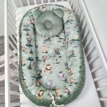 Deluxe Baby többfunkciós babafészek macipárnával - Minky sötét zsályazöld - szafari kölykök