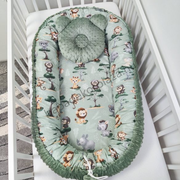 Deluxe Baby többfunkciós babafészek macipárnával - Minky sötét zsályazöld - szafari kölykök