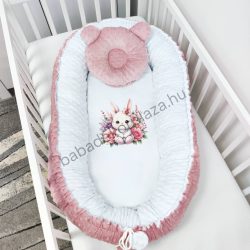   Deluxe Baby többfunkciós babafészek macipárnával, fekvőbetéttel - Minky mályvarózsa-fehér - nyuszi virágokkal