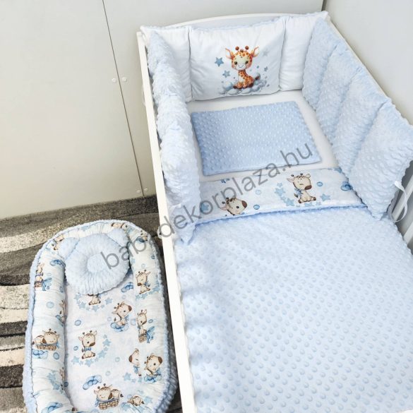 Deluxe Baby babaágynemű garnitúra babafészekkel, Extra párnás rácsvédővel - Dreamland Collection - világoskék bébi zsiráf
