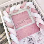 Deluxe Baby 3 részes babaágynemű garnitúra - takaró + párna + fonott rácsvédő -Mályvarózsa - Mackó és barátai a felhők között