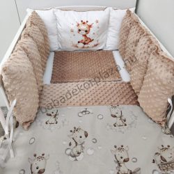   Deluxe Baby babaágynemű garnitúra Extra párnás rácsvédővel - Dreamland Collection - cappuccino bébi zsiráf