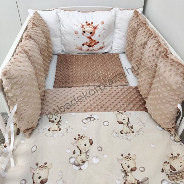Deluxe Baby babaágynemű garnitúra Extra párnás rácsvédővel - Dreamland Collection - cappuccino bébi zsiráf