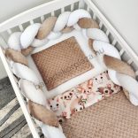 Deluxe Baby 3 részes babaágynemű garnitúra - takaró + párna + fonott rácsvédő - Cappuccino - Forest Friends II.