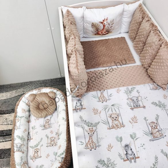 Deluxe Baby babaágynemű garnitúra babafészekkel, Extra párnás rácsvédővel - Dreamland Collection - cappuccino szavanna zsiráf