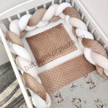 Deluxe Baby 3 részes babaágynemű garnitúra - takaró + párna + fonott rácsvédő - cappuccino - bébi zsiráf