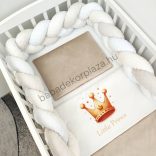 Deluxe Baby 3 részes babaágynemű garnitúra - takaró + párna + fonott rácsvédő - aranyhomok - Little Prince