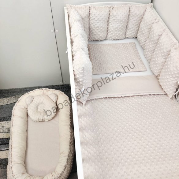 Deluxe Baby babaágynemű garnitúra babafészekkel, Extra párnás rácsvédővel - mogyoró