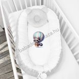 Deluxe Baby többfunkciós babafészek macipárnával, fekvőbetéttel - Minky szürke-fehér - mosómedve hőlégballonban