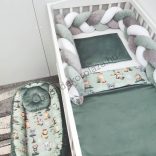 Deluxe Baby babaágynemű garnitúra babafészekkel - 5 részes - zöld szafari kölykök