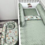 Deluxe Baby babaágynemű garnitúra babafészekkel, hengerpárnás rácsvédővel - sötét zsályazöld - szafari kölykök