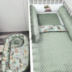   Deluxe Baby babaágynemű garnitúra babafészekkel, hengerpárnás rácsvédővel - sötét zsályazöld - szafari kölykök