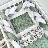 Deluxe Baby 3 részes babaágynemű garnitúra - takaró + párna + fonott rácsvédő - sötét zsályazöld - bébi dínók I.