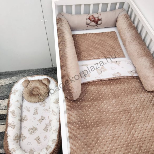 Deluxe Baby babaágynemű garnitúra babafészekkel, hengerpárnás rácsvédővel - cappuccino alvó maci