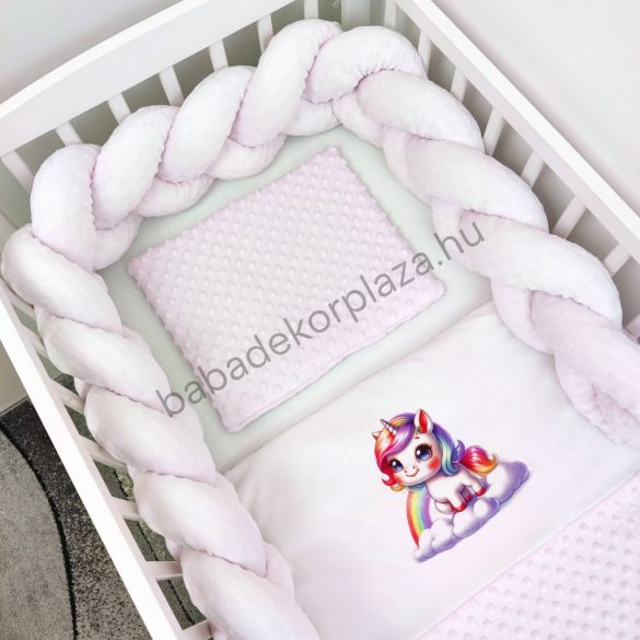 Deluxe Baby 3 részes babaágynemű garnitúra - takaró + párna + fonott rácsvédő - világos rózsaszín - unikornis felhőn